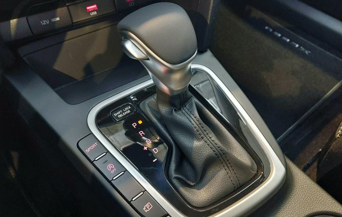 Czy warto kupić samochód ze skrzynią automatyczną?